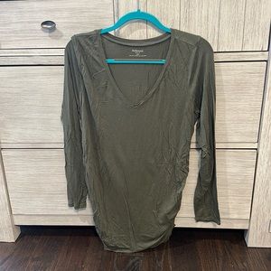 Long sleeve maternity top.